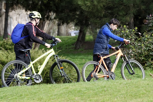 více cyklistů